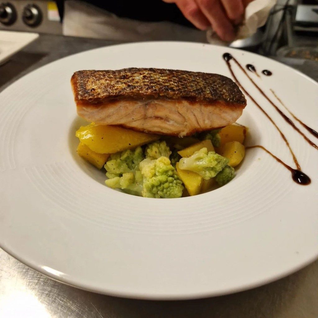 Un pavé de saumon croustillant sur une purée, avec une sauce balsamique